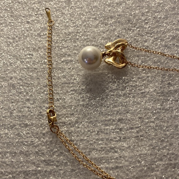 NWOT - Goldtone Sliding Bow Charm Pearl Necklace and Earrings Set - Picture 8 of 11